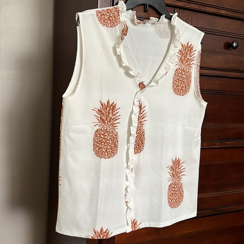Woman’s top-pineapple design-NWOT